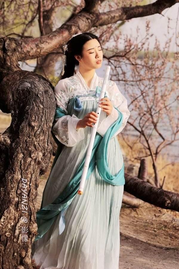 吃瓜事件汉服图片,吃瓜事件中的传统服饰魅力展现  第2张