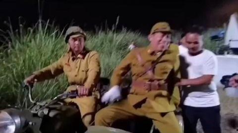 大佐吃瓜图片大全,盘点那些搞笑又温馨的军营生活瞬间  第1张