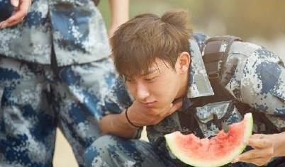 明星队长吃瓜图片,揭秘娱乐圈幕后真相  第1张