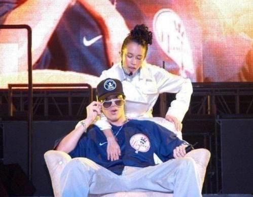 莫文蔚吃瓜视频,揭秘娱乐圈幕后故事  第1张