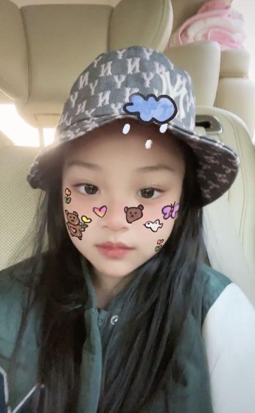 甜馨撇嘴吃瓜图片,萌态十足引网友热议  第1张