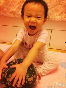 甜馨撇嘴吃瓜图片,萌态十足引网友热议  第3张