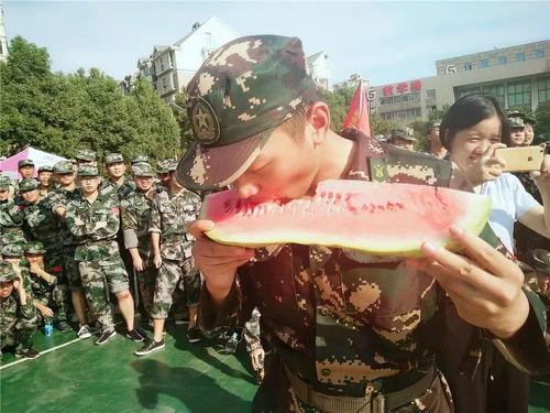 军训吃瓜大全,揭秘那些年我们一起吃过的“瓜”  第2张