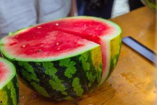 大学台阶吃瓜,揭秘大学台阶上的那些秘密  第3张