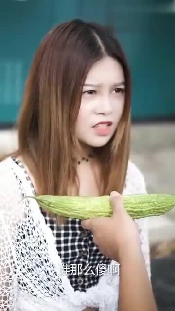 美女吃奇怪的瓜,美女挑战未知美味  第3张